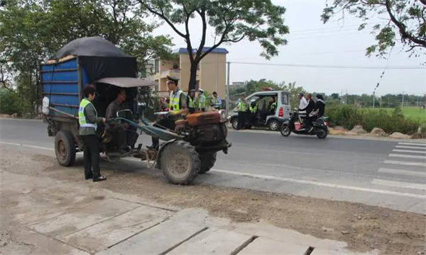 如何掌握拖拉機(jī)的行駛路線